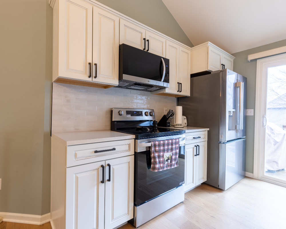 12605 S Clinton St | Kitchen